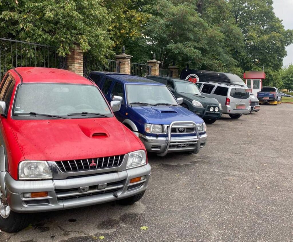 Псевдоволонтери продали 30 автомобілів, ввезених для ЗСУ 3 Псевдоволонтери продали 30 автомобілів, ввезених для ЗСУ ФОТО