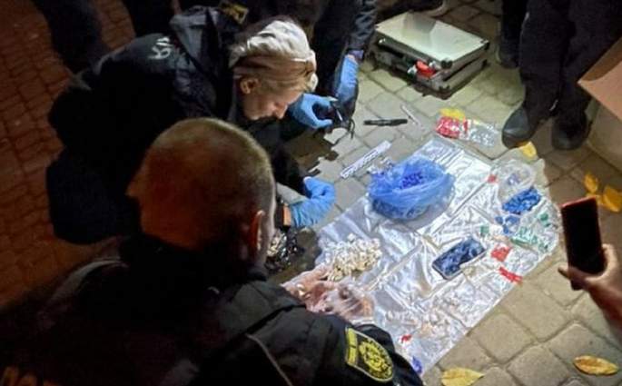 25-річного мешканця Кривого Рогу спіймали у Львові із 850 пакетиками наркотиків ФОТО