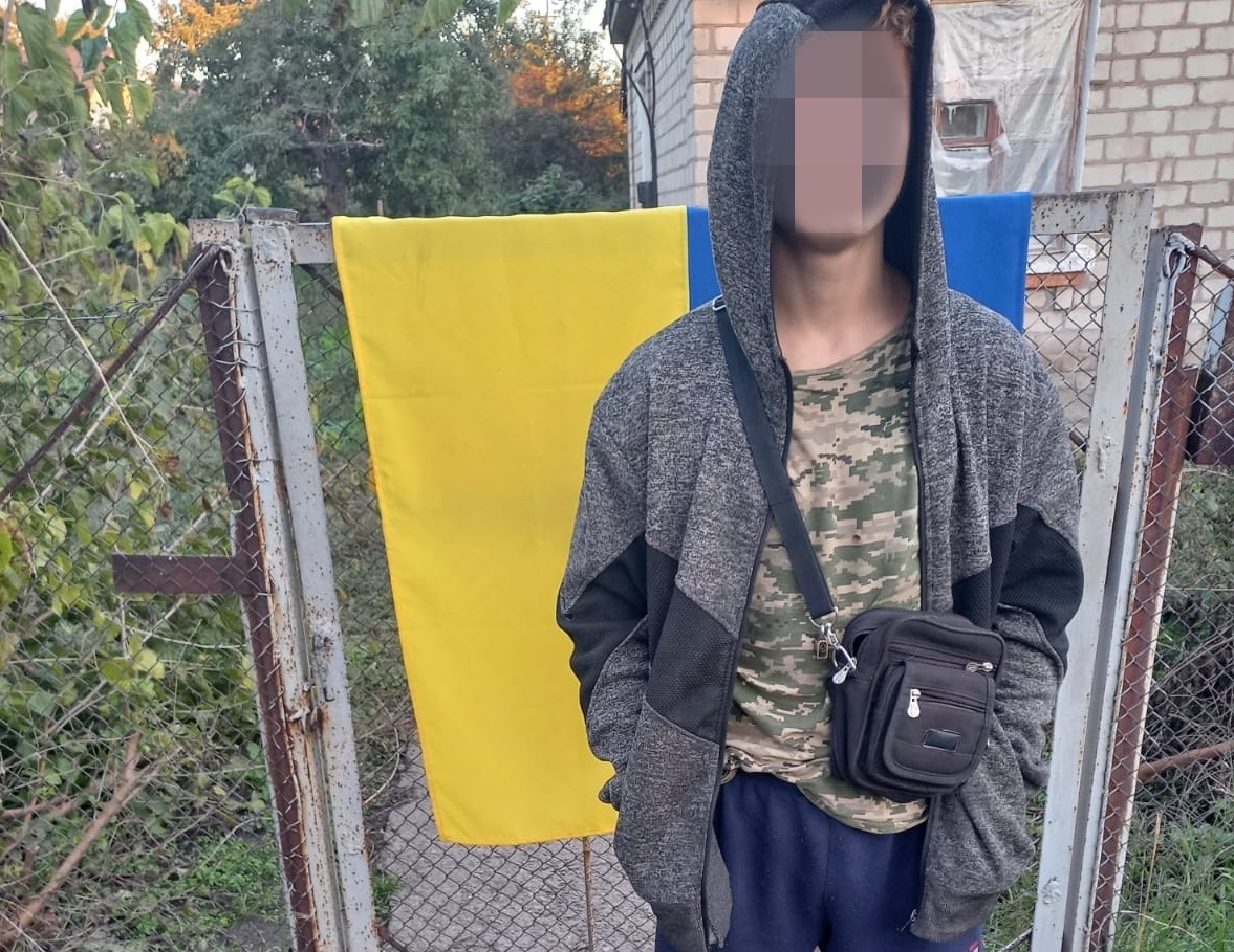 У Марганці правоохоронці встановили юнака, який викрав український прапор ФОТО