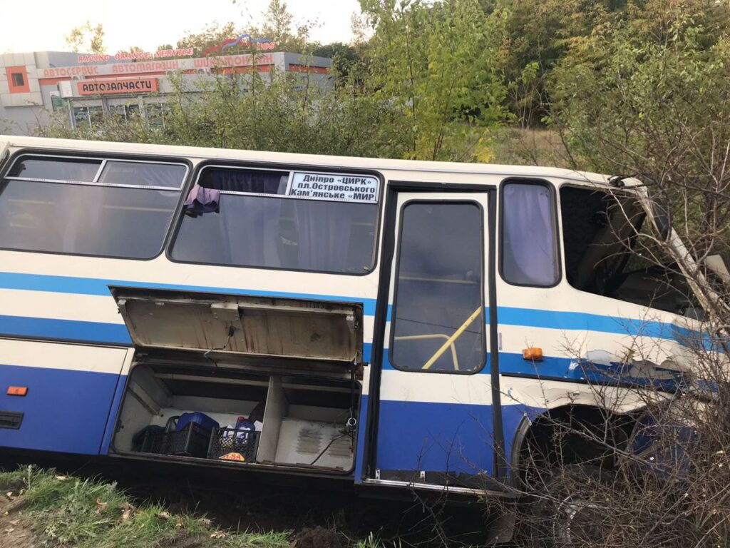 У Кам'янському сталася ДТП з легковим автомобілем та рейсовим автобусом: є постраждалі ФОТО