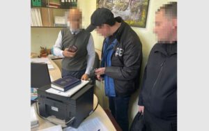 Прокурора Запорізької окружної прокуратури затримали на хабарі у 2 тисячі доларів ФОТО