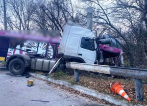 У Кременчуці автобус зіткнувся з вантажівкою — є загиблий ФОТО