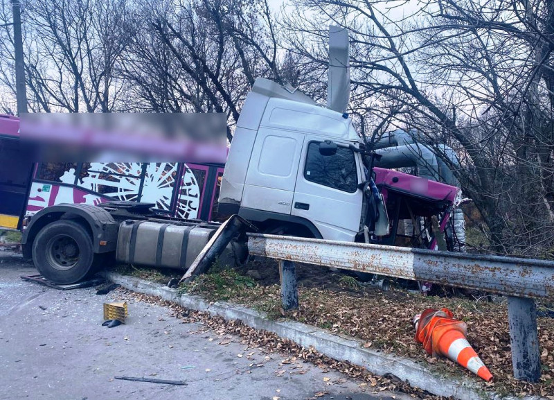 У Кременчуці автобус зіткнувся з вантажівкою — є загиблий ФОТО