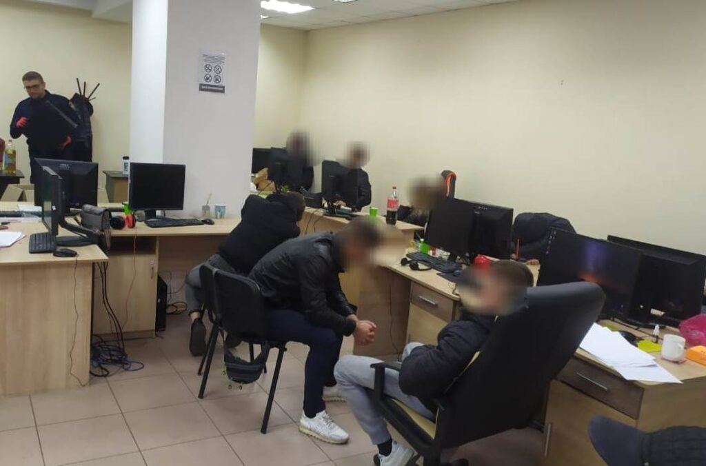 Поліцейські Кам`янського припинили роботу шахрайського call-центру ФОТО