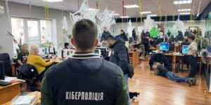 У Запоріжжі поліцейські припинили діяльність масштабного call-центру зі «штатом» у понад 70 шахраїв ФОТО