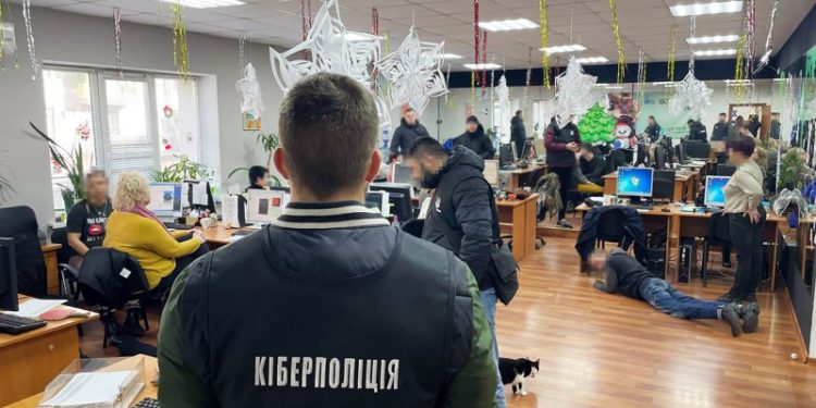 У Запоріжжі поліцейські припинили діяльність масштабного call-центру зі «штатом» у понад 70 шахраїв ФОТО