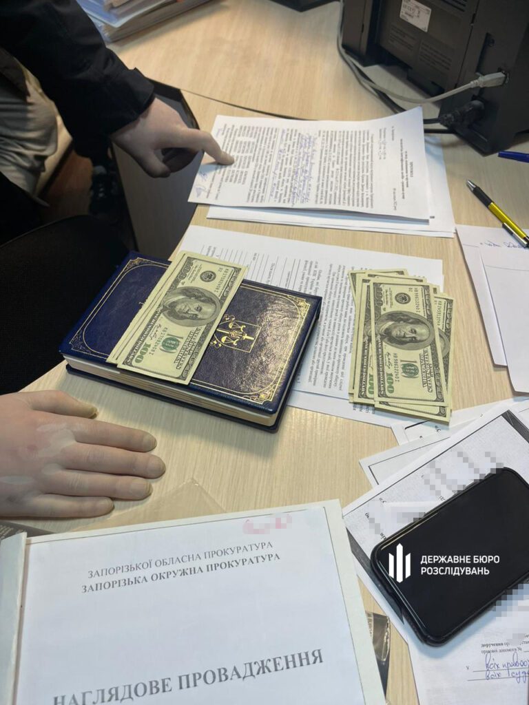 Прокурора Запорізької окружної прокуратури затримали на хабарі у 2 тисячі доларів ФОТО