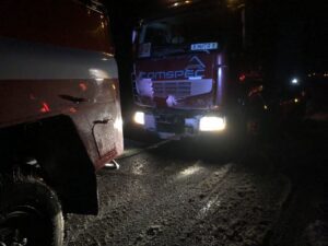 Через мокрий сніг на трасах Кіровоградщини застрягло сім авто ФОТО