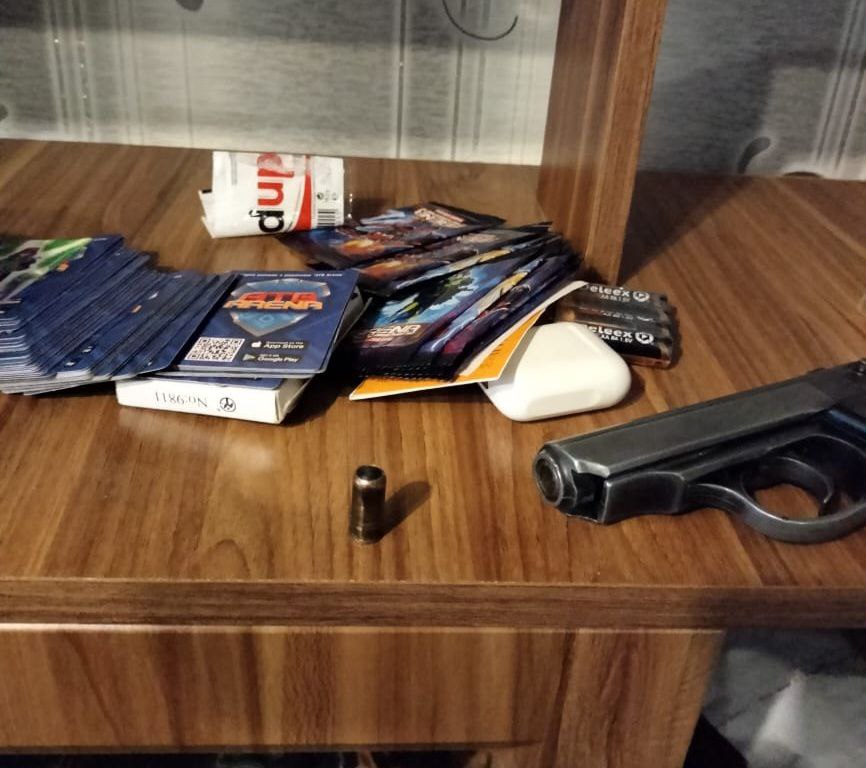 Поліцейські Павлограда під час обшуку вилучили зброю та наркотики ФОТО