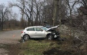 У Кременчуці автомобіль зіткнувся з електроопорою: водій помер у лікарні, – поліція ФОТО