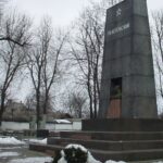 Народна декомунізація: у місті на Одещині невідомі облили фарбою пам'ятники комуністам ФОТО