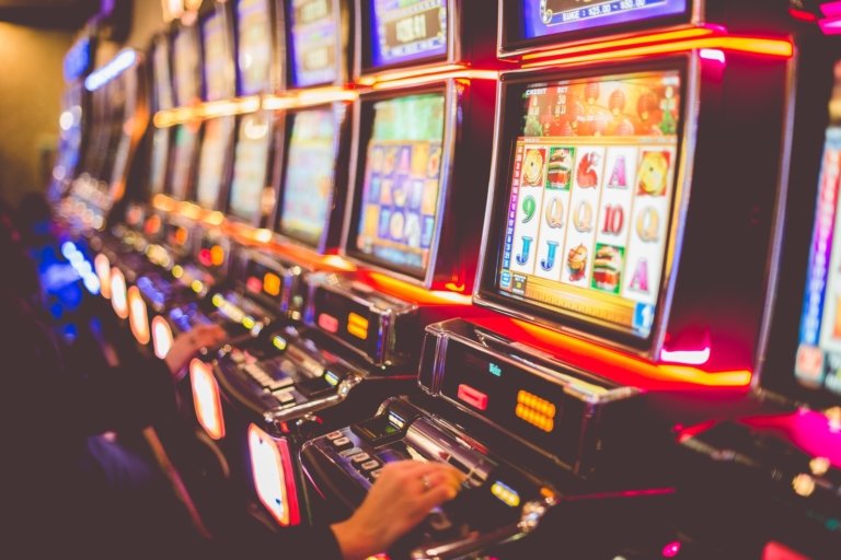 У Рівному правоохоронці виявили два заклади, які незаконно організували проведення азартних ігор ФОТО