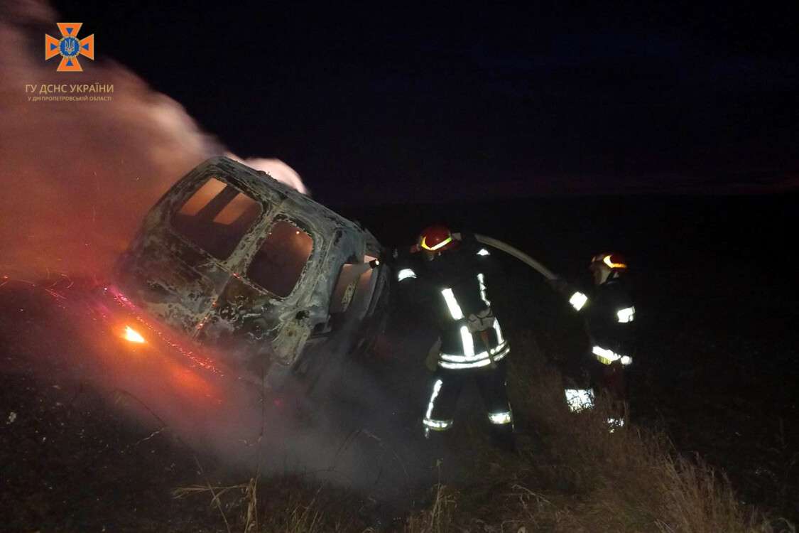 На Дніпропетровщині прямо на дорозі спалахнув та згорів автомобіль ФОТО
