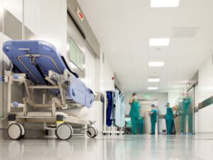 В Одеській області в руках у 15-річної дівчини вибухнув невідомий предмет – поліція ФОТО