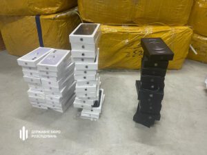 Посадовця Київської митниці викрили на розкраданні смартфонів та побутових товарів на 40 млн гривень ФОТО