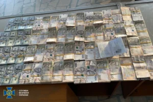 СБУ викрила ділків, які хотіли завезти в Україну крадені 37 млн гривень ФОТО
