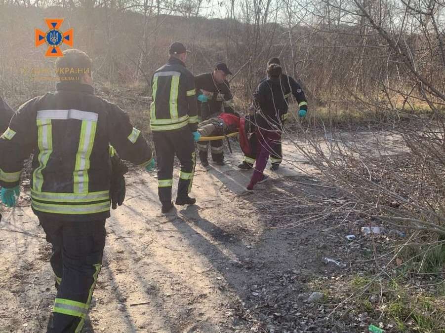 У Запоріжжі чоловік упав у люк і напоровся на арматуру ФОТО