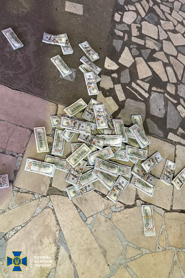 СБУ викрила ділків, які хотіли завезти в Україну крадені 37 млн гривень 5 СБУ викрила ділків, які хотіли завезти в Україну крадені 37 млн гривень ФОТО