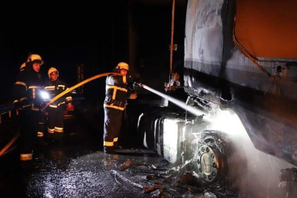 Вночі на Київщині спалахнули три вантажівки та заблокували рух до столиці, є жертви ФОТО