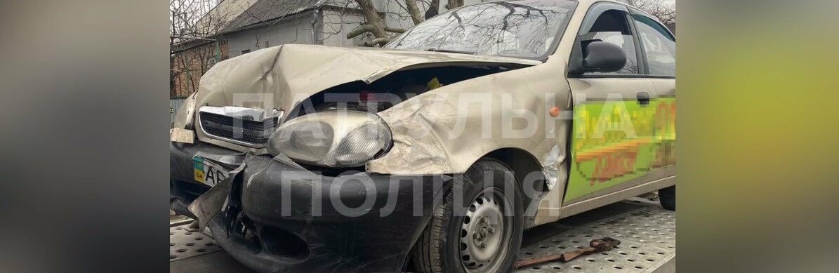 В Запоріжжі водій легковика протаранив дві автівки та намагався втекти від патрульних 1 В Запоріжжі водій легковика протаранив дві автівки та намагався втекти від патрульних ФОТО