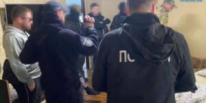 У Львові затримали вісьмох шахраїв, які під виглядом надання державної допомоги викрали з карток українців 6 млн грн ФОТО