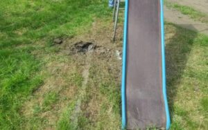 На Дніпропетровщині чоловік кинув вибуховий пристрій у дворі житлового будинку ФОТО