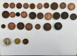 Львівські митники вилучили в жительки Запоріжжя монети з Путіним, окупованим Кримом і британські крони ФОТО