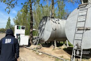 ДБР викрило мережу збуту контрафактного пального на мільйони гривень ФОТО