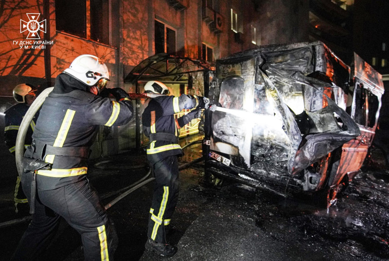 В Києві через пожежу в автомобілі «Швидкої допомоги» загинула літня жінка 4 В Києві через пожежу в автомобілі «Швидкої допомоги» загинула літня жінка ФОТО