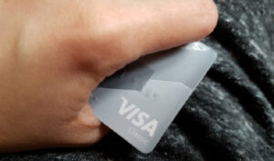 На Тернопільщині судили багатодітного батька, який вкрав чужу карту та купив ковбасу і хліб ФОТО