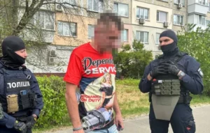 У Києві затримали чоловіка за домагання та розбещення дитини, яку він ще виманив на зустріч ФОТО