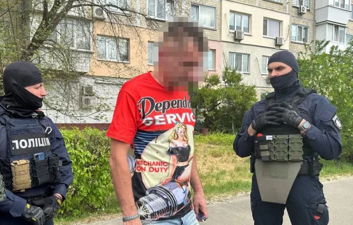 У Києві затримали чоловіка за домагання та розбещення дитини, яку він ще виманив на зустріч ФОТО