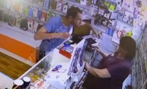 В Одесі агресивний чоловік напав на продавчиню цигарок, вимагаючи їх безкоштовно ФОТО