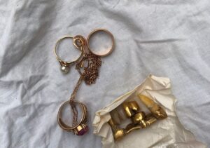 Обікрали пенсіонерку на ₴200 тисяч: столичні оперативники затримали двох зловмисниць ФОТО