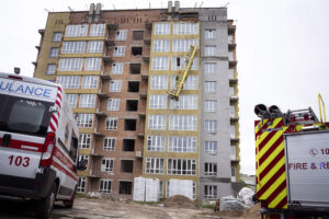 У Хмельницькому слідчі встановлюють обставини падіння будівельної фасадної люльки з робітниками ФОТО