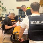 У Києві слідчі поліції повідомили посадовцю про підозру у службовій недбалості ФОТО