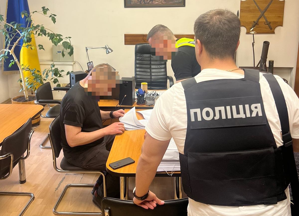 У Києві слідчі поліції повідомили посадовцю про підозру у службовій недбалості ФОТО