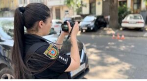 В центрі Одеси невідомі обстріляли автомобіль ФОТО