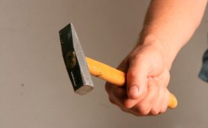 У столиці спіймали неадеквата, який бігав з молотком навколо лікарні ФОТО