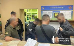 Судитимуть працівників військкомату на Донеччині, які за гроші підробляли документи для виїзду за кордон, - ДБР ФОТО