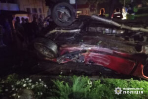 У Смілі легковик на чималій швидкості врізався у стовп, на місці ДТП загинули двоє людей ФОТО