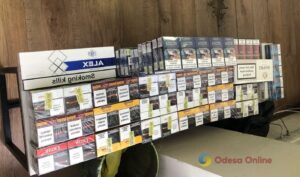 Одеські митники забрали у жінки більше тридцяти блоків безакцизних цигарок ФОТО