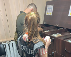 Київська поліція повідомила подробиці ліквідації масштабної схеми допомоги ухилянтам ФОТО