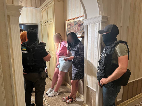 На Київщині правоохоронці ліквідували діяльність борделю і вилучили накопичувачі з контентом