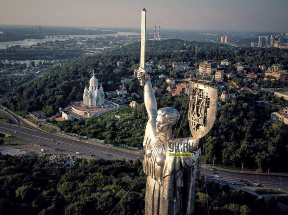 "Це сталось": у Києві встановили тризуб на монументі "Батьківщина-мати"