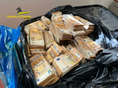 В Італії поліцейський пес "винюхав" 1 млн євро у багажі рейсового автобуса - фото 3