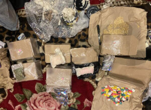 У Полтаві затримали дівчину та парубка, які відправляли наркотики своїм клієнтам через пошту ФОТО