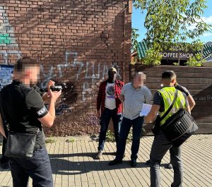 За хабар обіцяв саботувати судові засідання в інтересах відповідача – у Києві викрито адвоката ФОТО