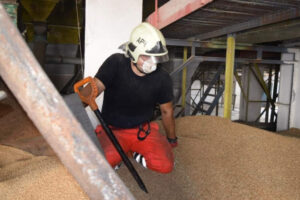 У Чернігові на елеваторі трьох людей засипало зерном, вони загинули ФОТО