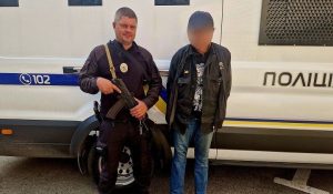 У Києві чоловік гуляв містом з осколковими гранатами ФОТО